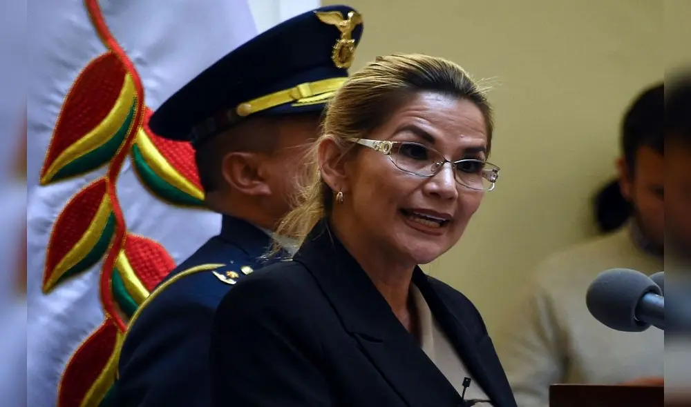 Bolivia's interim president Jeanine Anez speaks during a ceremony to swear her new cabinet of ministers in, on January 28, 2020 at Quemado Presidential Palace in La Paz. - Bolivia's interim President Jeanine Anez reshuffled her government after coming under fire over her decision to stand in May 3 presidential elections. (Photo by AIZAR RALDES / AFP)