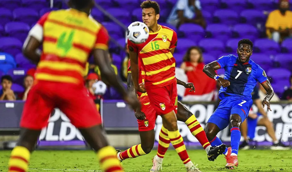 Rodríguez (derecha) marcó dos tanto en el partido. Foto: AFP