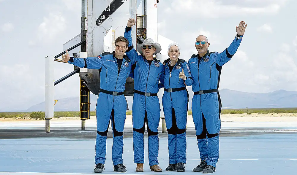 Felices. Tripulación del New Shepard, conformada por Oliver Daemen, Jeff Bezos, Wally Funk y Mark Bezos, posa para una foto cerca del propulsor después de volar al espacio. Foto: AFP Felices. Tripulación del New Shepard, conformada por Oliver Daemen, Jeff Bezos, Wally Funk y Mark Bezos, posa para una foto cerca del propulsor después de volar al espacio. Foto: AFP
