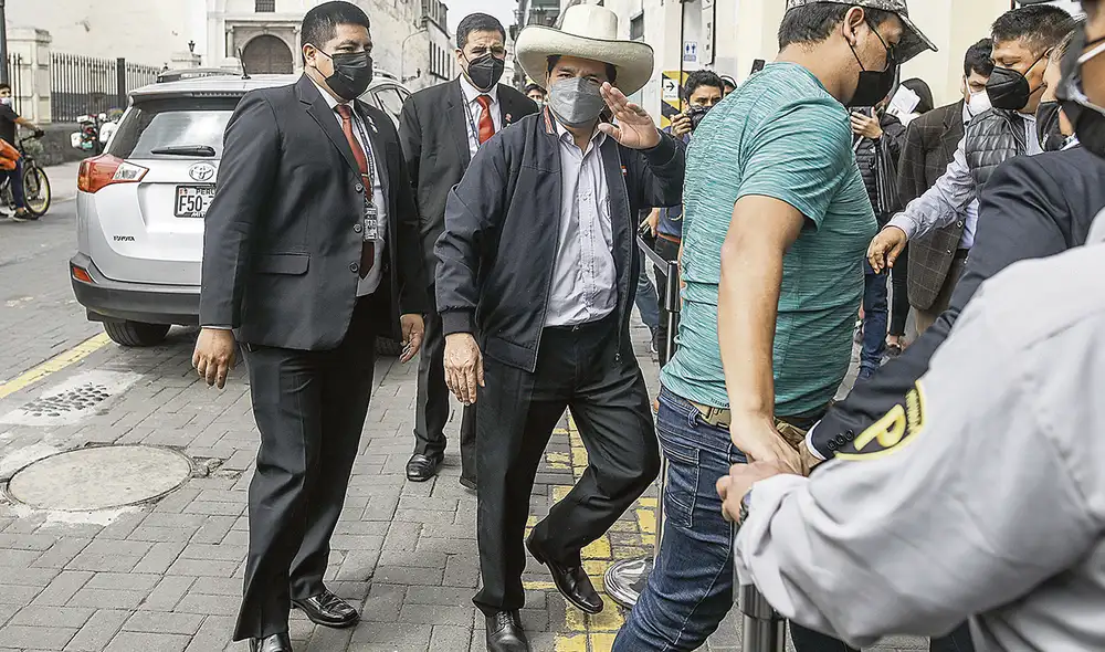 Equipo. Pedro Castillo visitó la sede del Reniec en el Cercado de Lima. A la salida, indicó que hay varias personas dispuestas a colaborar con su gobierno. Foto: Aldair Mejía/La República Equipo. Pedro Castillo visitó la sede del Reniec en el Cercado de Lima. A la salida, indicó que hay varias personas dispuestas a colaborar con su gobierno. Foto: Aldair Mejía/La República