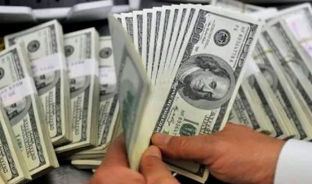 El precio del dólar oficial es revisado tanto por compradores como por comerciantes. Foto: AFP El precio del dólar oficial es revisado tanto por compradores como por comerciantes. Foto: AFP