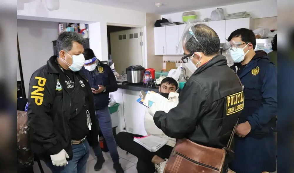 Los agentes de la Policía ingresaron a una vivienda de quienes prestaron sus cuentas para recibir vía depósito el dinero ilícito. Foto PNP Los agentes de la Policía ingresaron a una vivienda de quienes prestaron sus cuentas para recibir vía depósito el dinero ilícito. Foto PNP