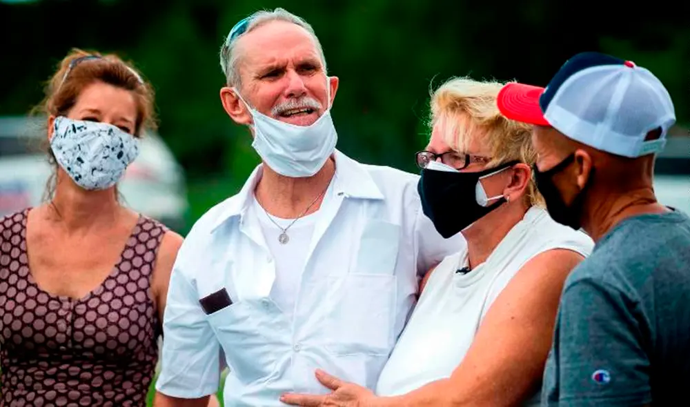 Dennis Perry volvió a abrazar a su familia tras salir de prisión, donde estuvo más de dos décadas. Foto: CNN