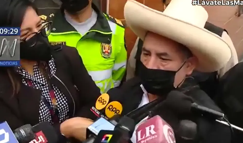 Ronderos llegaron hasta vivienda de Pedro Castillo para presentar propuesta. Foto: Canal N. Ronderos llegaron hasta vivienda de Pedro Castillo para presentar propuesta. Foto: Canal N.