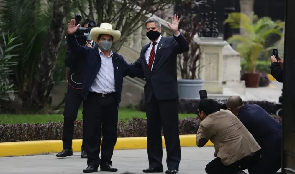Pedro Castillo y Francisco Sagasti saludaron a la prensa antes de entrar a Palacio de Gobierno para su primer reunión. Foto: John Reyes/La República Pedro Castillo y Francisco Sagasti saludaron a la prensa antes de entrar a Palacio de Gobierno para su primer reunión. Foto: John Reyes/La República