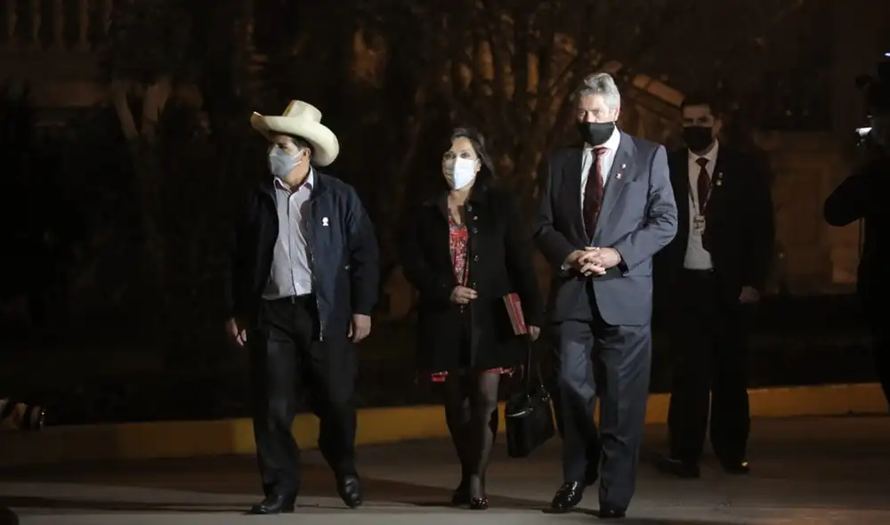 Pedro Castillo, Dina Boluarte y Francisco Sagasti salieron de Palacio de Gobierno al término de su reunión. Foto: John Reyes/La República Pedro Castillo, Dina Boluarte y Francisco Sagasti salieron de Palacio de Gobierno al término de su reunión. Foto: John Reyes/La República