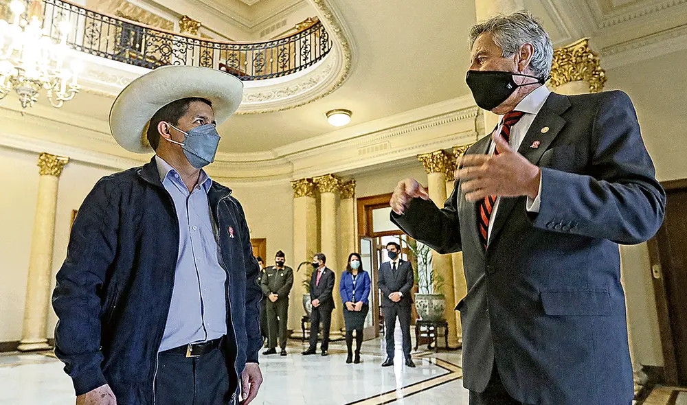 Recorrido. Pedro Castillo llegó a Palacio de Gobierno a las cuatro de la tarde. Su anfitrión, Francisco Sagasti, le mostró las instalaciones. Foto: difusión