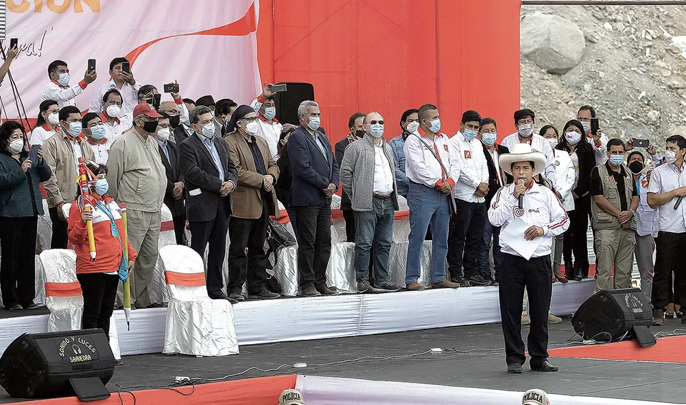 El dato. En campaña electoral, la promesa recurrente de Pedro Castillo ha sido una nueva Constitución. Sin embargo, hasta ahora no ha explicado cómo lo conseguirá. Foto: Aldair Mejía/La República
