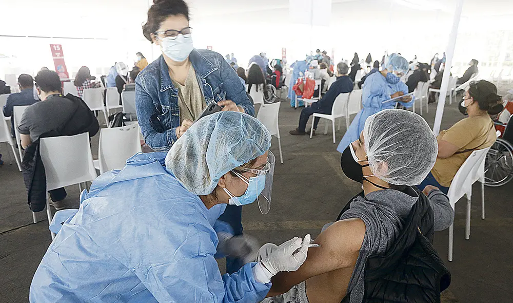 Vacuna. Adultos de 40 a 44 años que acudan al Vacunatón deben verificar que están citados para este sábado o domingo. Foto: Marco Cotrina/La República Vacuna. Adultos de 40 a 44 años que acudan al Vacunatón deben verificar que están citados para este sábado o domingo. Foto: Marco Cotrina/La República
