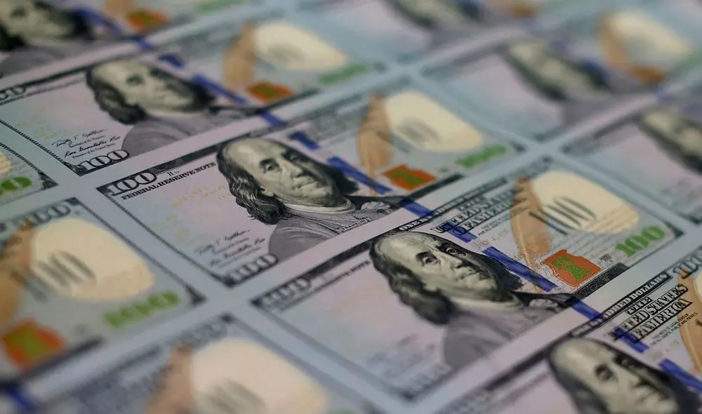 El precio del dólar oficial es revisado tanto por compradores como por comerciantes. Foto: AFP El precio del dólar oficial es revisado tanto por compradores como por comerciantes. Foto: AFP