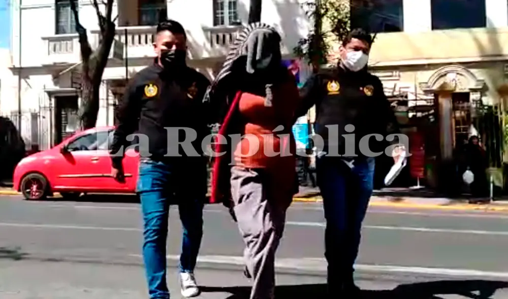 Flor Rivas Chirinos fue trasladada hacia la sede de la Divincri. Foto: La República Flor Rivas Chirinos fue trasladada hacia la sede de la Divincri. Foto: La República