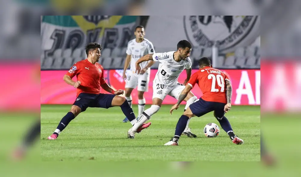 Jugadores de Santos e Independiente se disputan el balón. Foto: EFE