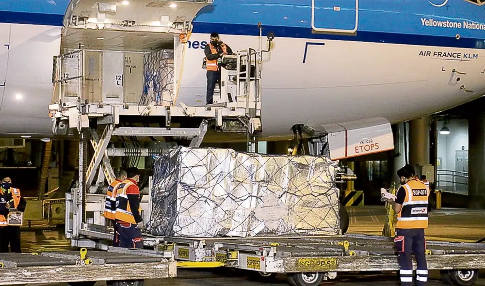 Vía aérea. Anoche llegaron 890.000 dosis de Pfizer y en las siguientes semanas arribarán lotes de AstraZeneca y Sinopharm. Foto: difusión Vía aérea. Anoche llegaron 890.000 dosis de Pfizer y en las siguientes semanas arribarán lotes de AstraZeneca y Sinopharm. Foto: difusión
