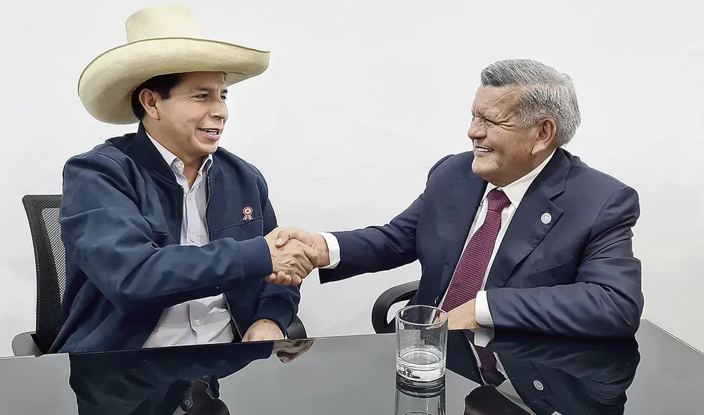 Mano a mano. Pedro Castillo conversó con César Acuña. Este fue claro en señalar que su partido no está de acuerdo con la Asamblea Constituyente. Foto: difusión