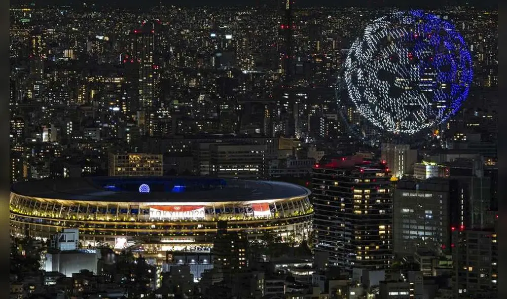 Los drones formaron la figura del globo terráqueo sobre el Estadio Nacional de Tokio. Fuente: AFP