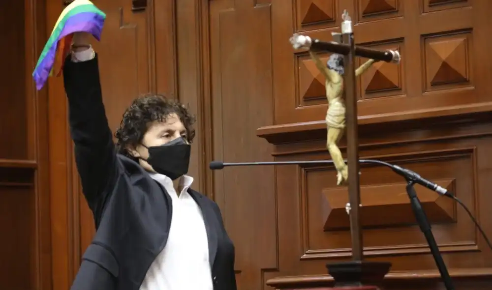 Susel Paredes portando la bandera LGBTIQ+. Foto: difusión