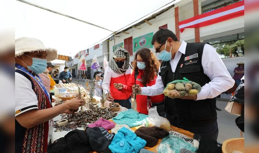 Ministros apreciaron la producción de los artesanos de Tayabamba. Foto: GRLL