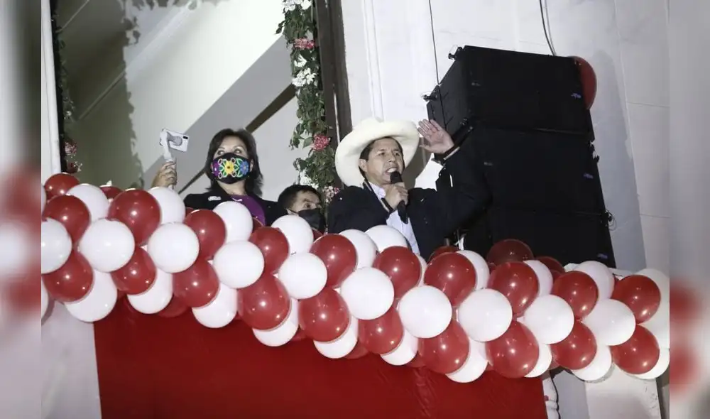 Pedro Castillo dio un balconazo luego de recibir su credencial. Estuvo acompañado de Dina Boluarte. Foto: Antonio Melgarejo