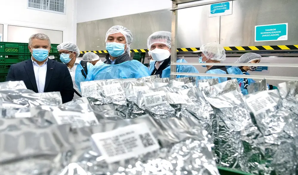 El presidente de Colombia, Iván Duque (izq.), visitó la empresa Clever Leaves dedicada al cultivo de cannabis medicinal en el municipio de Pesca de Boyacá. Foto: AFP El presidente de Colombia, Iván Duque (izq.), visitó la empresa Clever Leaves dedicada al cultivo de cannabis medicinal en el municipio de Pesca de Boyacá. Foto: AFP