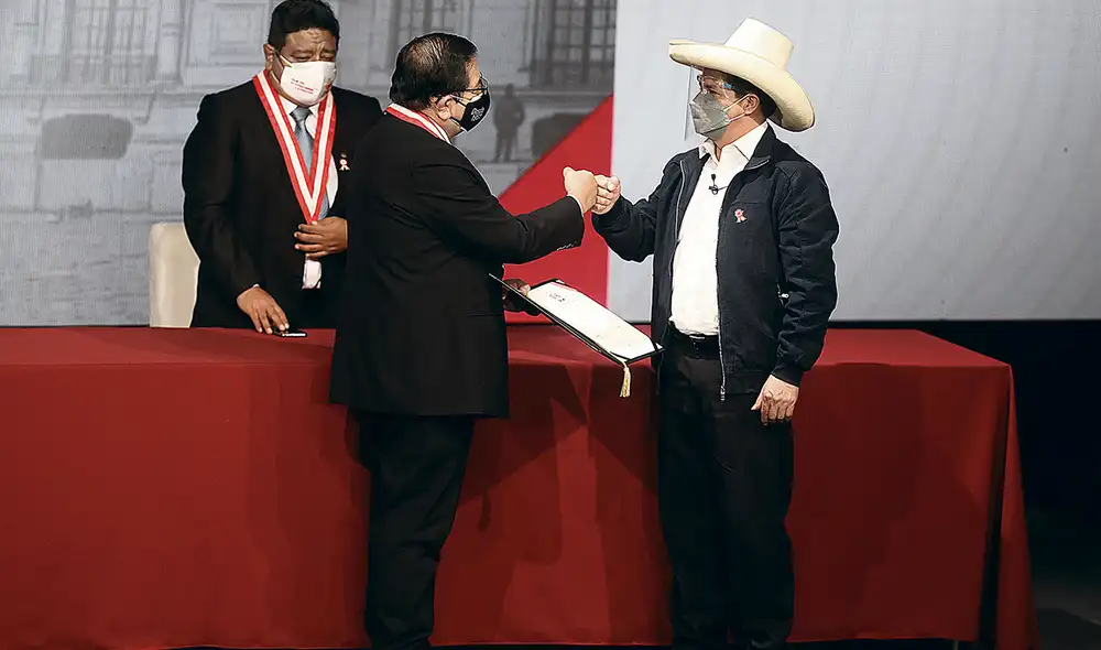 El presidente electo Pedro Castillo Terrones y el titular del JNE, Jorge Luis Salas Arenas, coinciden en la idea de que no hubo fraude electoral en estos comicios generales. Foto: Aldair Mejía / La República
