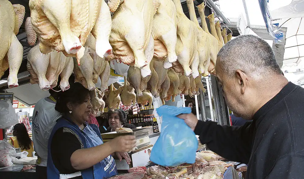 Dolor de cabeza. En las últimas semanas, el precio del ave alzó vuelo, por ello se recomienda buscar sustitutos hasta que pase esta temporalidad. Foto: Virgilio Grajeda / La República Dolor de cabeza. En las últimas semanas, el precio del ave alzó vuelo, por ello se recomienda buscar sustitutos hasta que pase esta temporalidad. Foto: Virgilio Grajeda / La República
