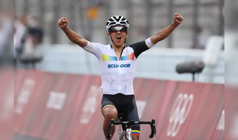 Richard Carapaz celebrando su victoria y la obtención del oro en Tokio 2020. Foto: EFE/Enric Fontcuberta