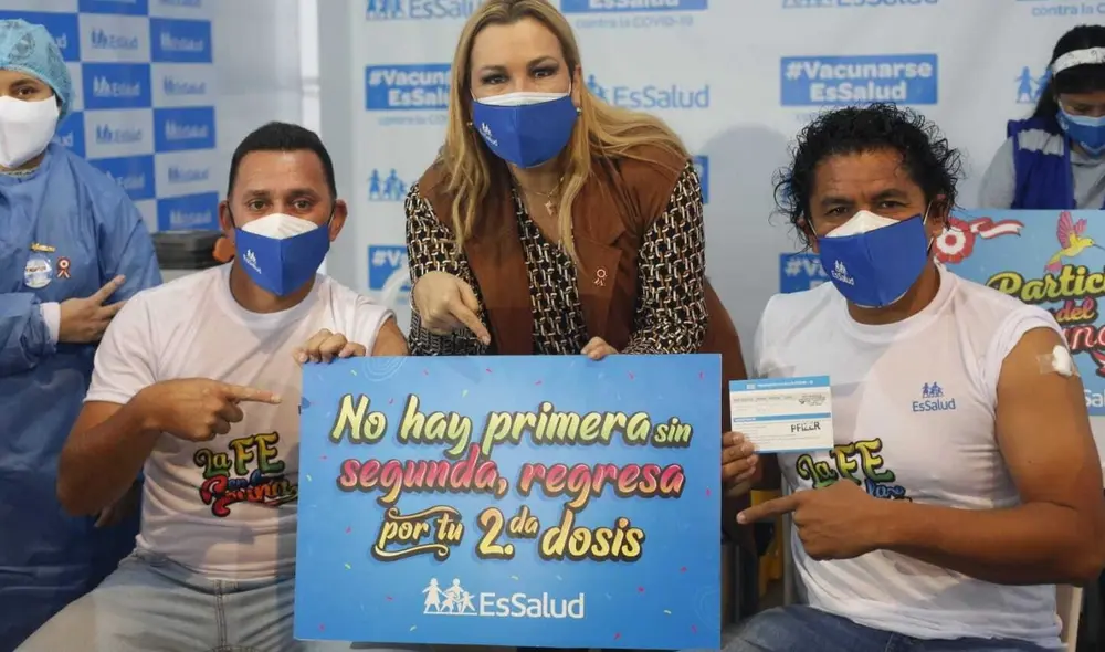 Rebosio y Acasiete recibieron la primera inyección contra la COVID-19 en el marco de la tercera Vacunatón. Foto: Carlos Félix/ La República