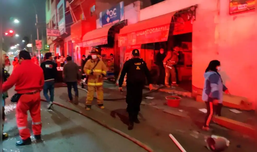 Incendio ocurrió en un local de impresión de gigantografías. Foto: difusión Incendio ocurrió en un local de impresión de gigantografías. Foto: difusión