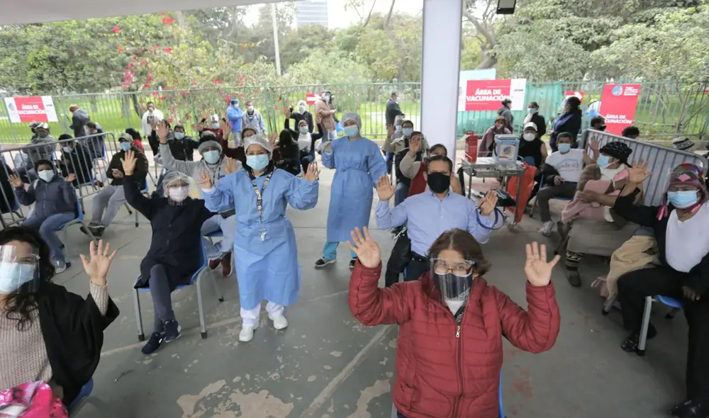 Cientos de personas acudieron desde las 7.00 a. m. para recibir su primera dosis contra el coronavirus. Foto: Carlos Félix / La República