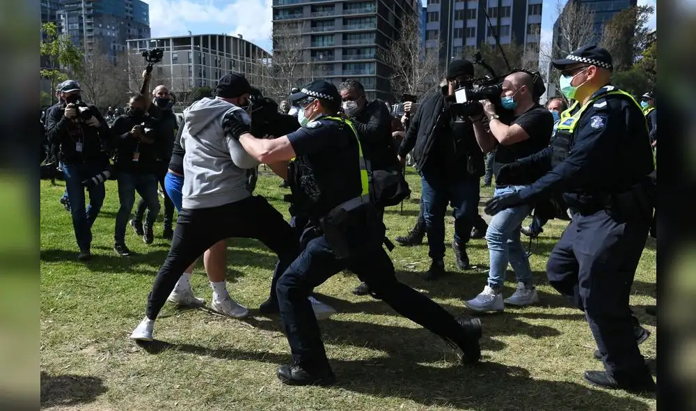 epa08648056 Police scuffle with protesters during an anti-lockdown protest in Melbourne, Australia, 05 September 2020. Police have arrested anti-lockdown protesters amid violent scuffles in Melbourne. Anti-lockdown 'Freedom Day' protests are planned at various locations in Melbourne CBD, including the Shrine of Remembrance.  EPA/ERIK ANDERSON AUSTRALIA AND NEW ZEALAND OUT