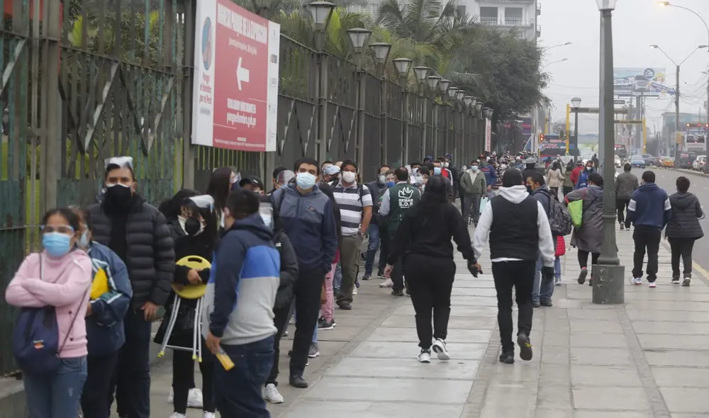 Centro de vacunación en Parque de la Exposición también presentó larga fila. Foto: Carlos Félix/La República Centro de vacunación en Parque de la Exposición también presentó larga fila. Foto: Carlos Félix/La República