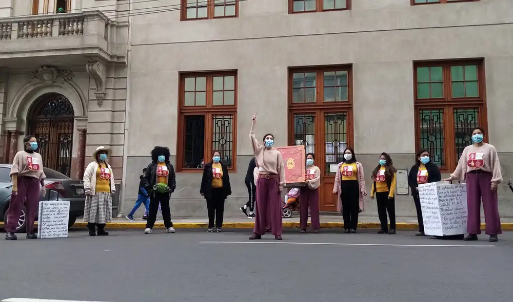 Activistas y sobrevivientes exigen justicia para las víctimas del caso Manta. Foto: Demus Activistas y sobrevivientes exigen justicia para las víctimas del caso Manta. Foto: Demus