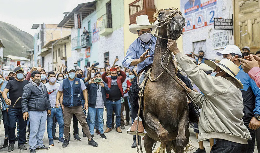 Aventura. Castillo va rumbo a Palacio en medio de la incertidumbre política y sanitaria. Foto: Aldair Mejía / La República Aventura. Castillo va rumbo a Palacio en medio de la incertidumbre política y sanitaria. Foto: Aldair Mejía / La República