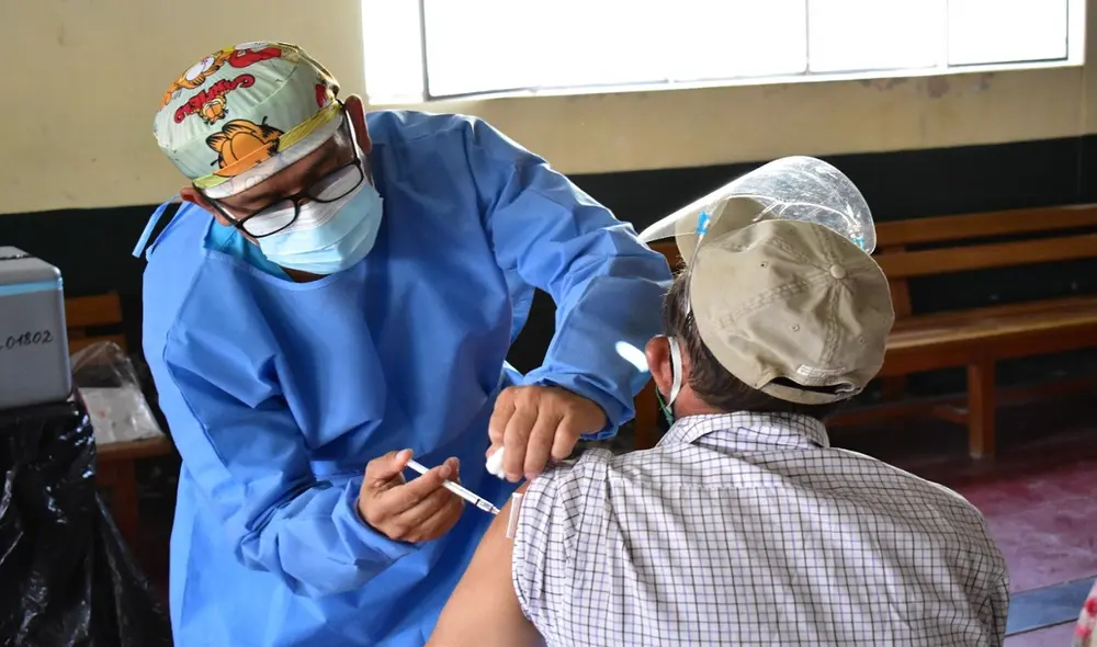 Trabajadores reciben inoculación contra la COVID-19. Foto: La República