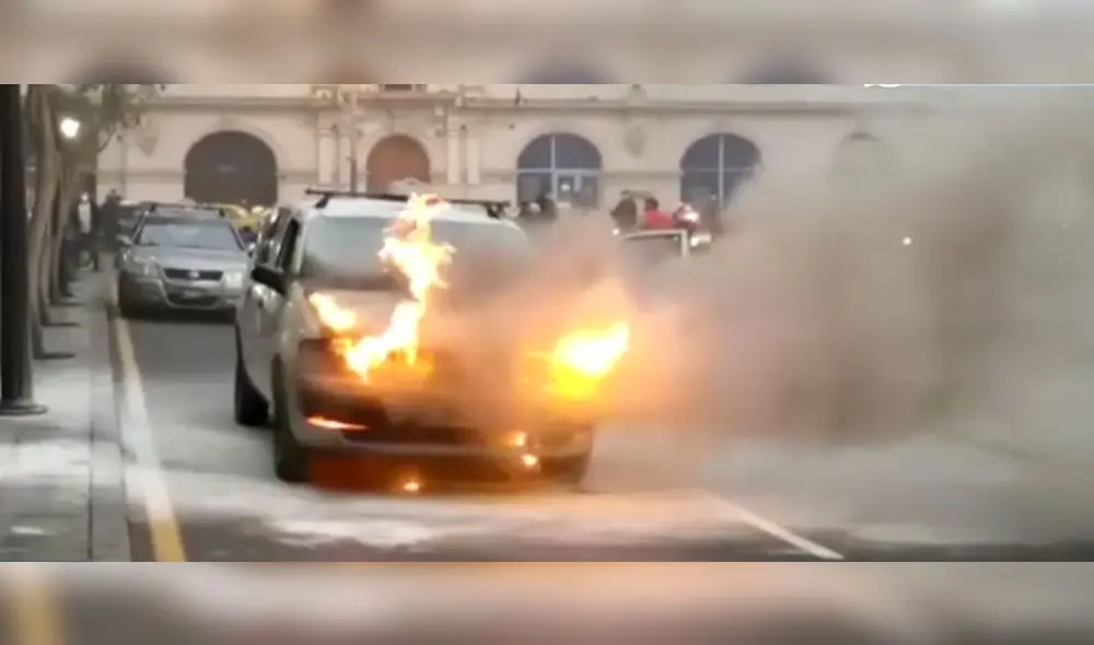 Incendio en Plaza San Martín produjo congestión vehicular. Foto: Canal N Incendio en Plaza San Martín produjo congestión vehicular. Foto: Canal N