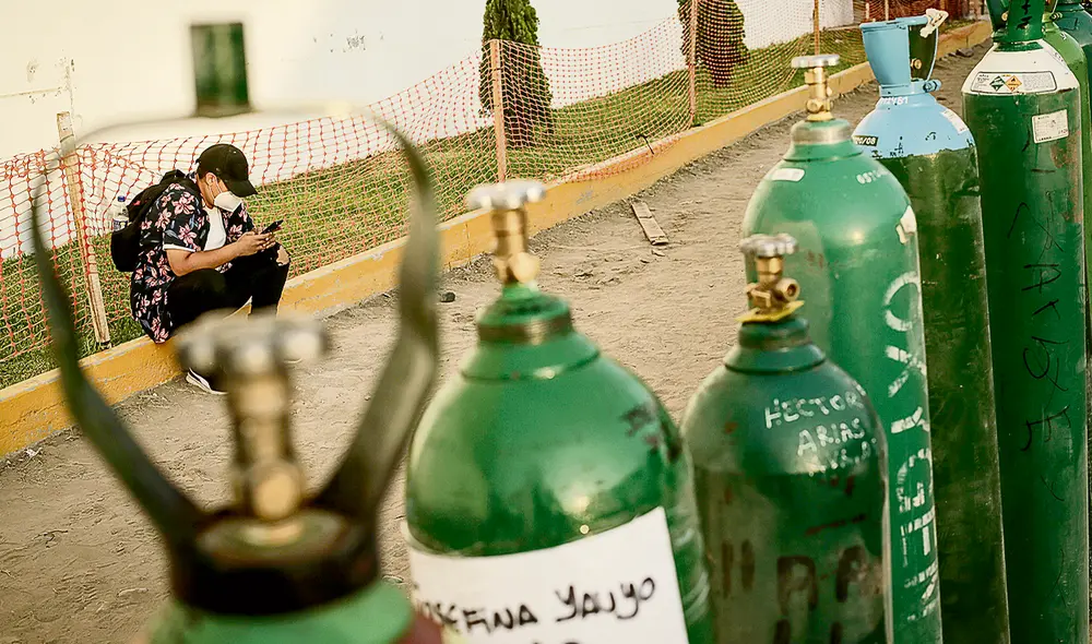 No más sufrimiento. En la segunda ola se observaron largas colas de personas buscando oxígeno medicinal. A corregir esto. Foto: John Reyes / La República No más sufrimiento. En la segunda ola se observaron largas colas de personas buscando oxígeno medicinal. A corregir esto. Foto: John Reyes / La República