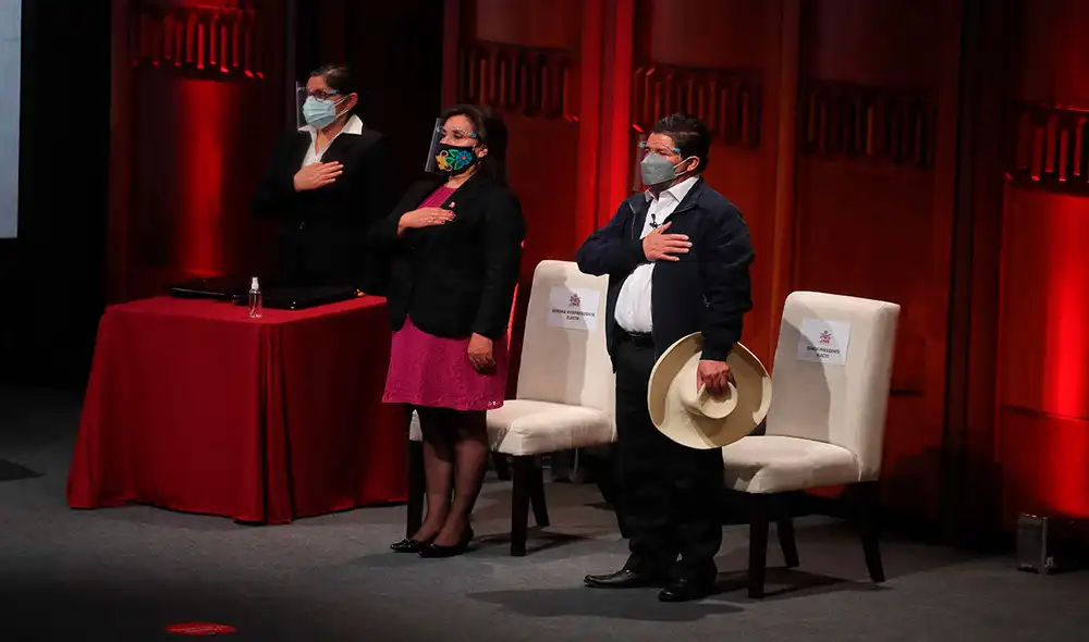 El presidente electo peruano Pedro Castillo (d) y su vicepresidenta Dina Boluarte (c) están a punto de asumir el mando del Perú. Foto: EFE