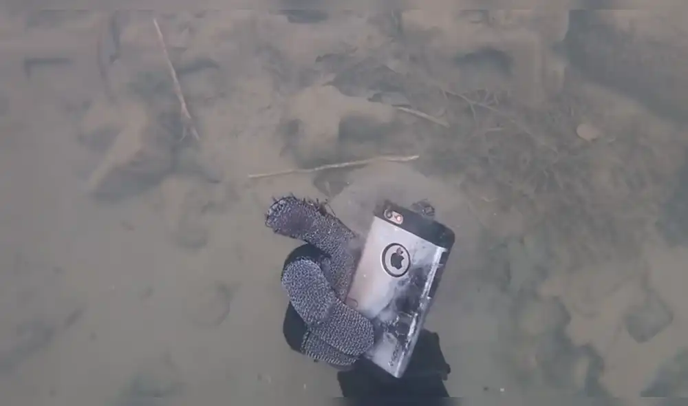 La propietaria afirmó que el micrófono del iPhone 11 no funciona y el parlante suena raro. Foto: captura de YouTube