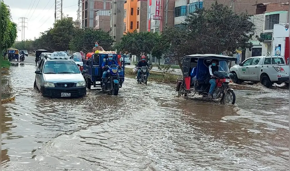 En los sectores más bajos de la urbanización, el nivel del agua alcanzó los 20 centímetros de altura. Foto: Clinton Medina/La República.