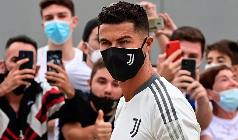 Cristiano Ronaldo fue recibido por infinidad de hinchas en su regreso al centro de entrenamiento del Juventus. Foto: AFP Cristiano Ronaldo fue recibido por infinidad de hinchas en su regreso al centro de entrenamiento del Juventus. Foto: AFP