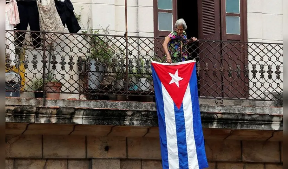 Personas desde sus balcones realizaron actos conmemorativos por la efeméride oficial. Foto: EFE Personas desde sus balcones realizaron actos conmemorativos por la efeméride oficial. Foto: EFE
