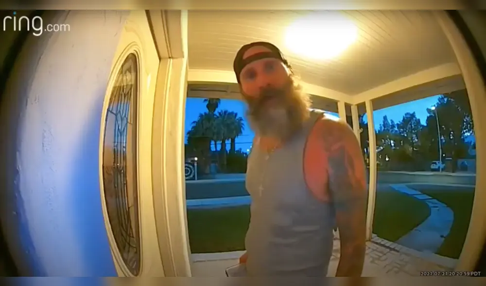 El desconocido mira fijamente a la cámara y exige a la mujer que se encuentra adentro que le abra la puerta. Foto: captura de Youtube