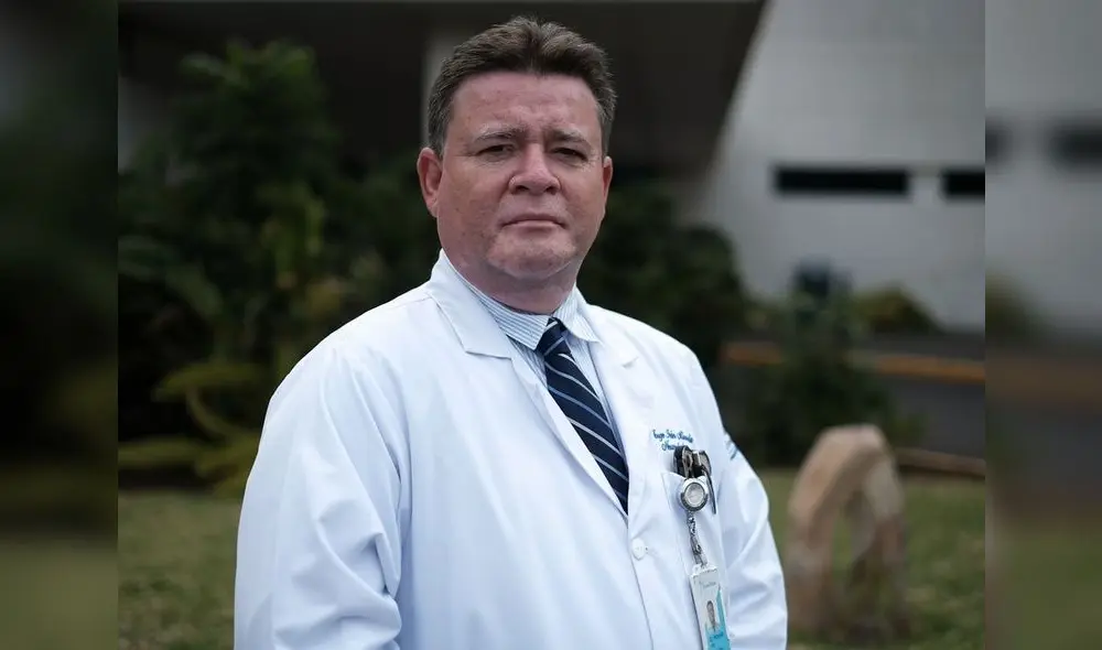 Jorge Miranda señala que autoridades sanitarias quisieron obligarlo a firmar un documento que establece que el Minsa puede suspender su licencia médica. Foto: El País Jorge Miranda señala que autoridades sanitarias quisieron obligarlo a firmar un documento que establece que el Minsa puede suspender su licencia médica. Foto: El País