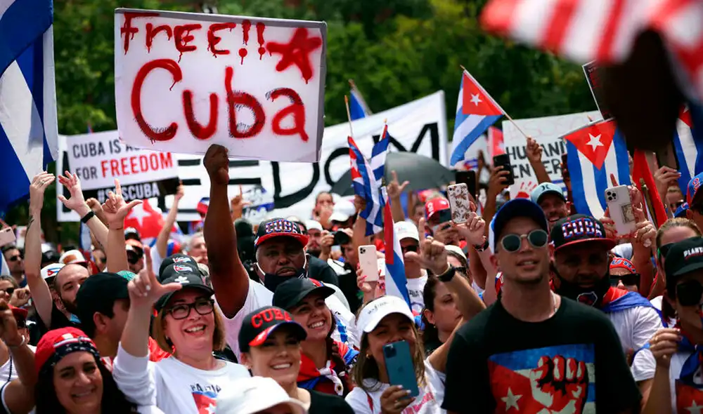 En las puertas de la embajada de Cuba, los manifestantes colocaron carteles con la leyenda “Ya no tenemos miedo”. Foto: AFP