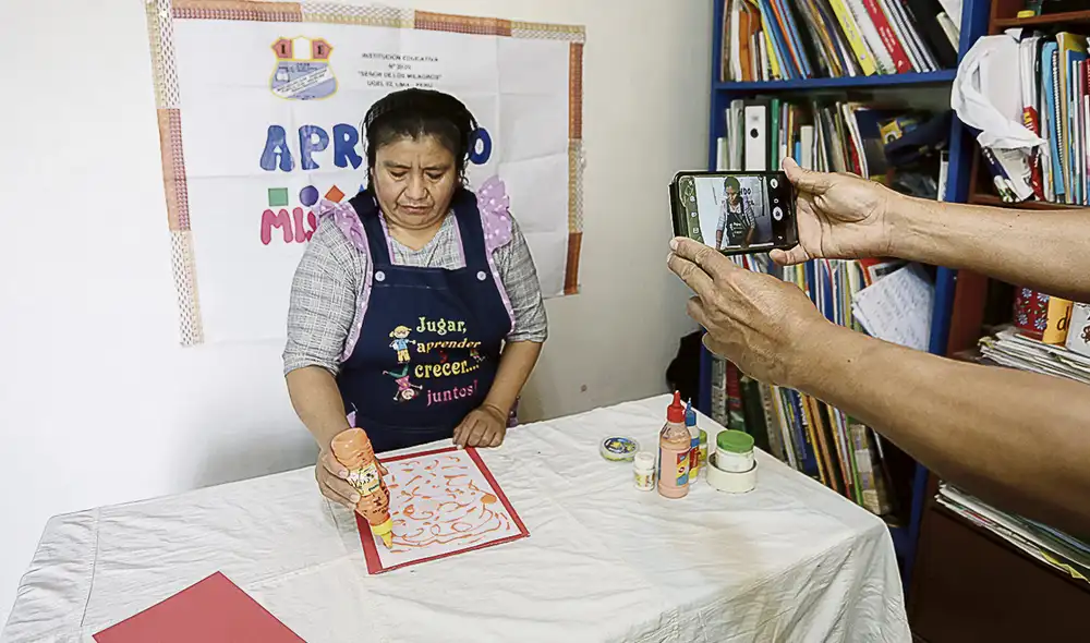 Docentes siguen con clases virtuales. Los maestros tuvieron que emplear la tecnología para llegar a sus alumnos. Foto: Antonio Melgarejo / La República
