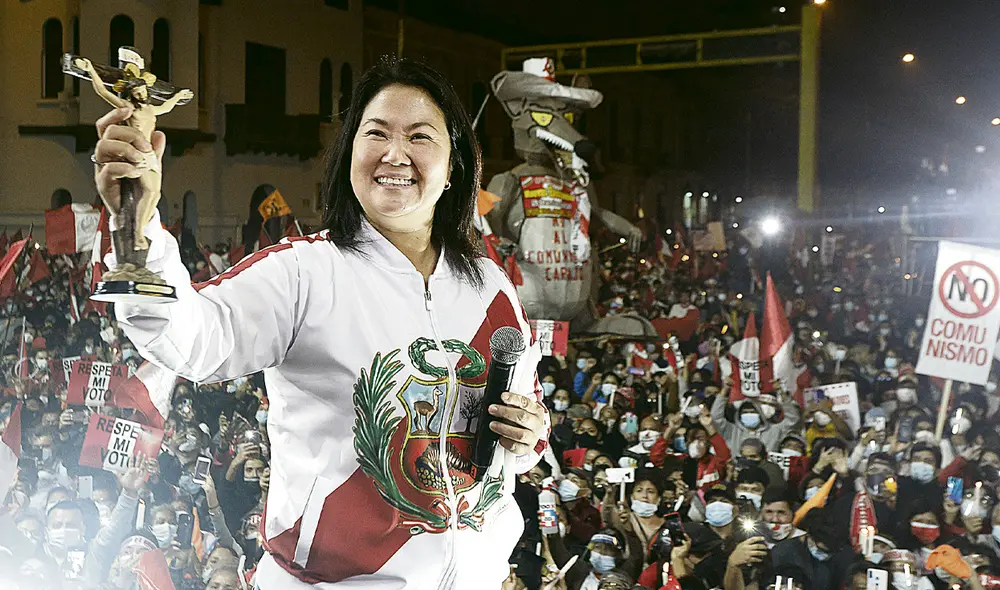 Apela. Keiko Fujimori dirige oración con crucifijo en mano durante uno de sus mítines. Foto: Félix Contreras / La República Apela. Keiko Fujimori dirige oración con crucifijo en mano durante uno de sus mítines. Foto: Félix Contreras / La República