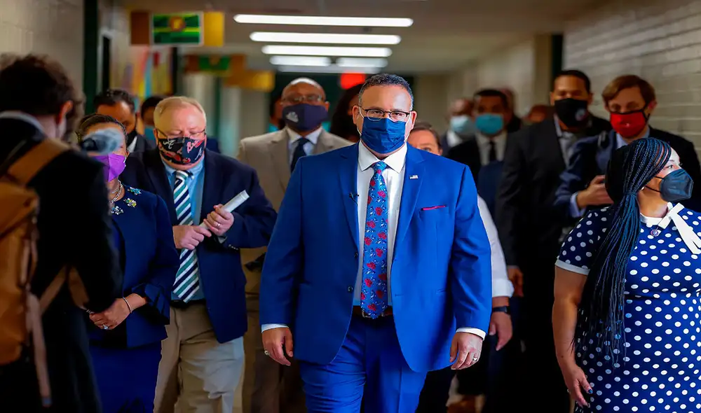 Miguel Cardona fue maestro, después director de una escuela en el estado de Connecticut y habla perfecto español. Foto: EFE