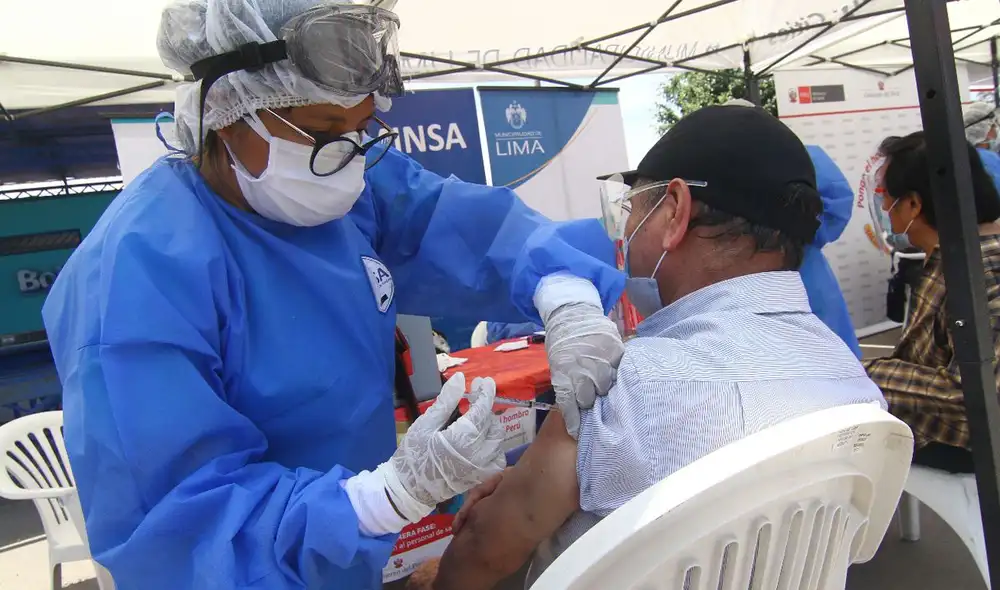 Se tiene previsto que para fin de años todas las personas mayores de 18 años estén vacunadas. Foto: La República Se tiene previsto que para fin de años todas las personas mayores de 18 años estén vacunadas. Foto: La República