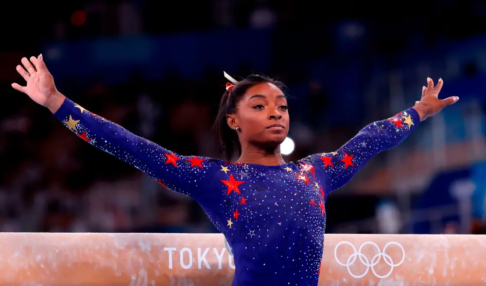 Simone Biles obtuvo 13,766 puntos en la barra de equilibrio antes de retirarse. Foto: EFE