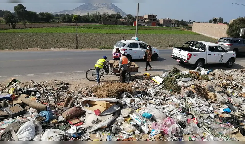 Fiscalizadores del Segat sorprendieron a varias personas arrojando desmonte. Foto: Segat Fiscalizadores del Segat sorprendieron a varias personas arrojando desmonte. Foto: Segat